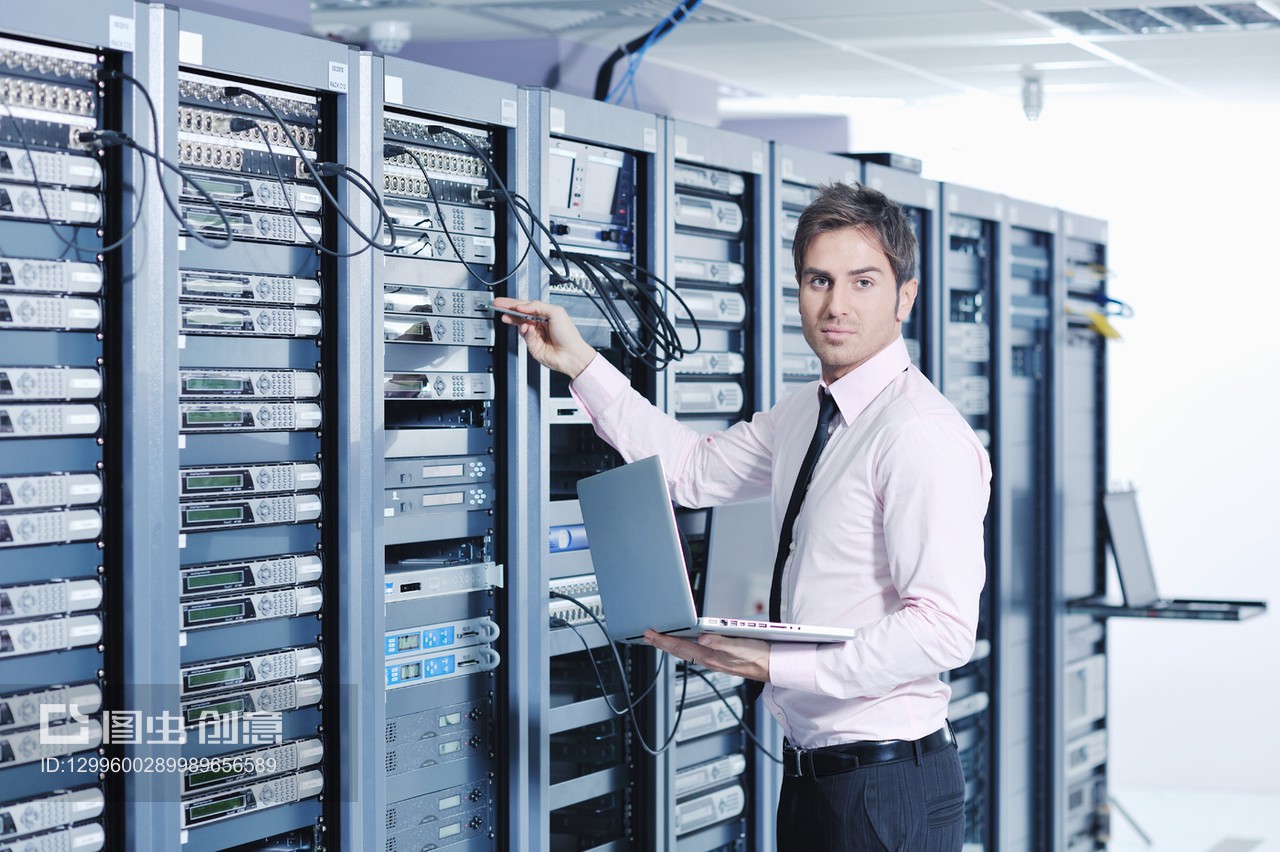 數(shù)字化浪潮下的商業(yè)網(wǎng)絡 服務器室中的筆記本電腦與計算機網(wǎng)絡工程